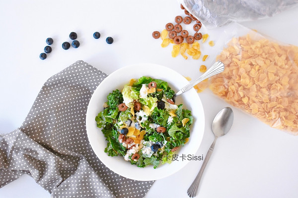 隔夜燕麦玉米片羽衣甘蓝早餐沙拉