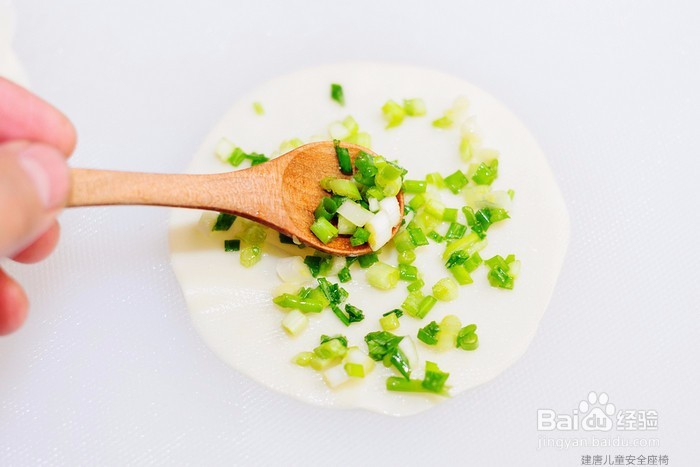 怎样用饺子皮做葱花油饼？