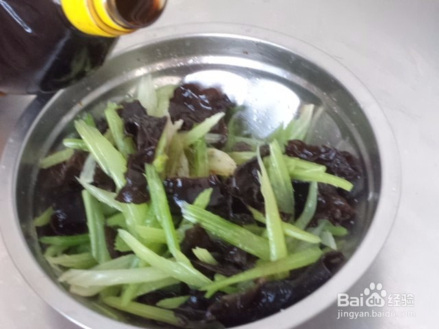 如何做出好吃的黑木耳拌芹菜
