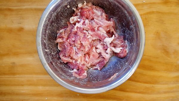 先炒莴笋还是炒肉