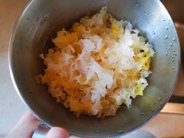 牛奶血糯米银耳羹