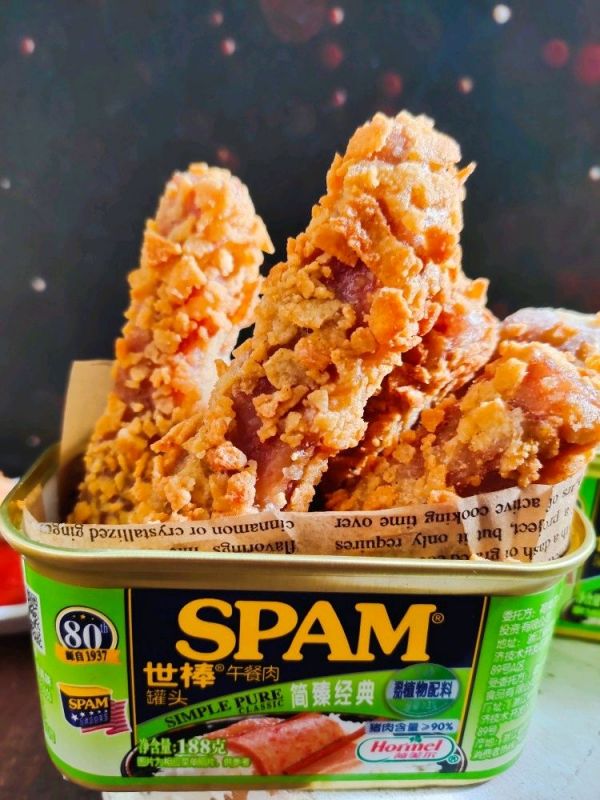 看世界杯吃薯片午餐肉