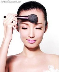 彩妆四步打造完美光泽新娘妆容