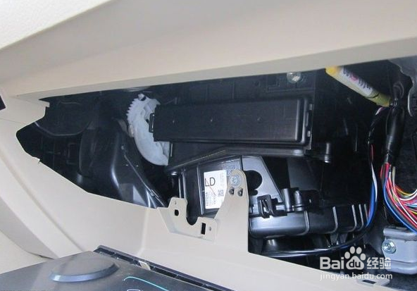 丰田RAV4更换空调滤芯安装教程