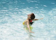 游泳后耳朵进水耳内响怎么办