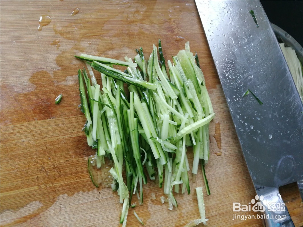 瘦肉丁黄瓜丝拌面