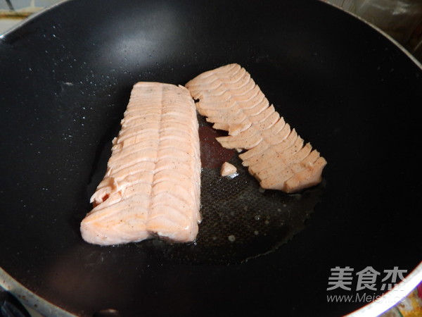 黑胡椒三文鱼