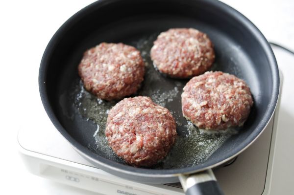 粉红色糖渍樱花牛肉汉堡