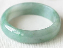 翡翠玉镯戴哪只手好