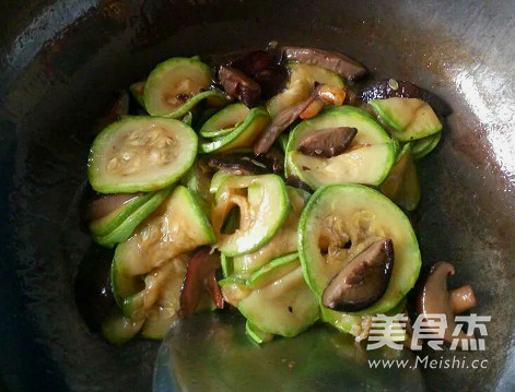 香菇炒西葫芦片