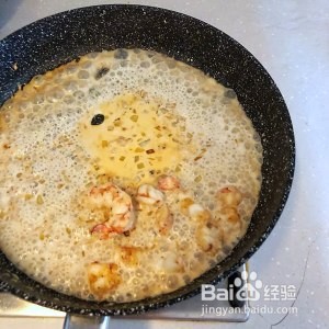 如何制作美味的奶香鲜虾烤牛油果盏