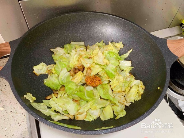 油腐乳包菜炒肉的做法
