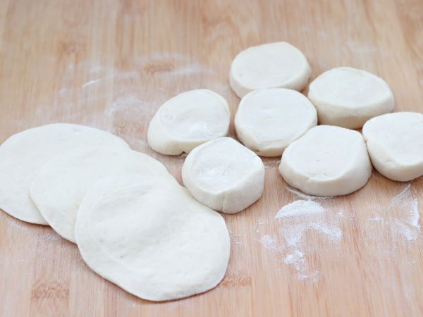 槐花虾仁酱肉包