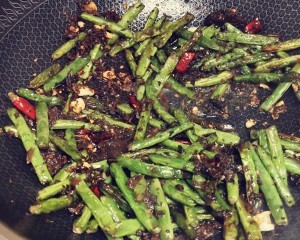食补养生芽菜干煸四季豆的做法