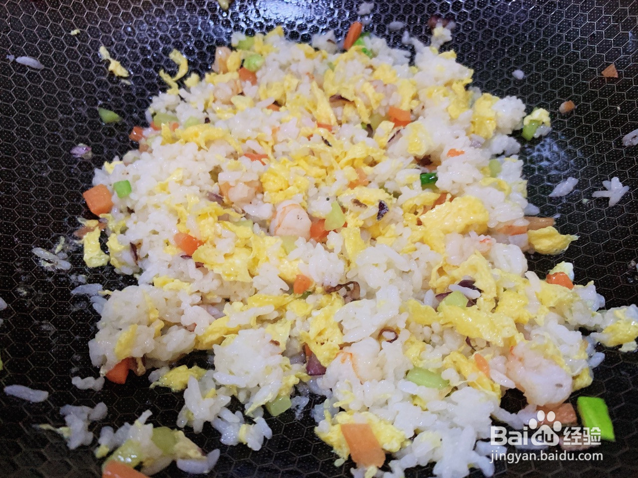 菠萝虾仁炒饭的做法