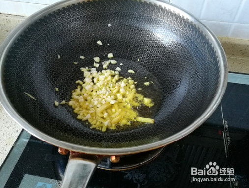 双椒炒花甲在家怎么做呢?