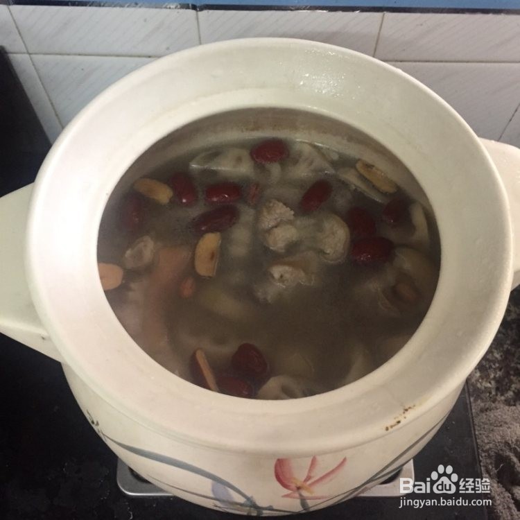 猪脚莲藕花生汤的做法