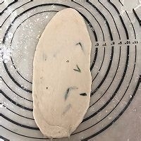 弥漫着香味的迷迭香布里面包