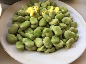 食补养生素炒蚕豆的做法