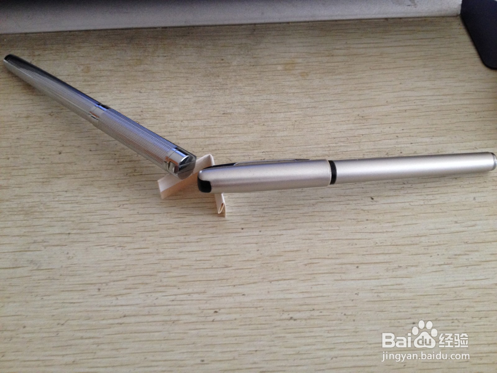 如何用一个长方形硬卡纸做两支中性笔的简易支架