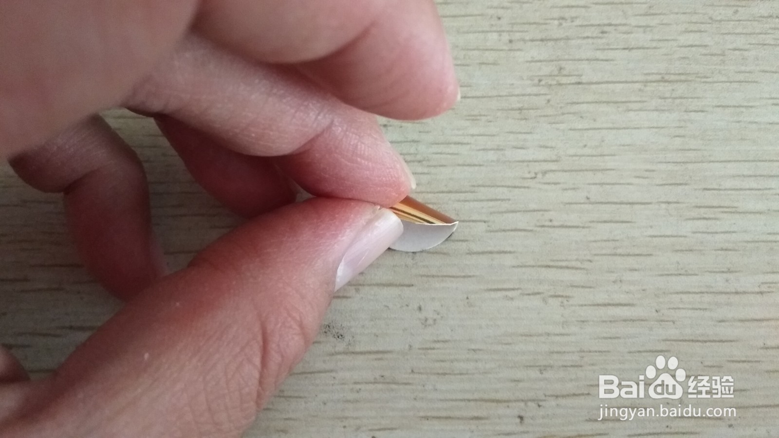 如何用圆形硬卡纸做简易的中性笔的支架