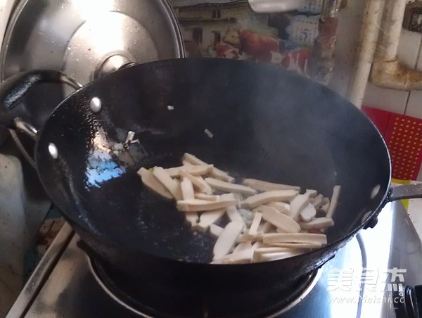 芹菜炒香干的做法
