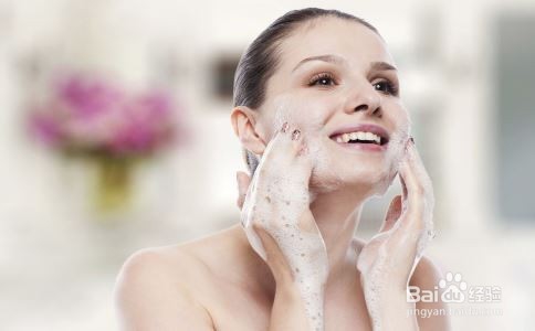 <b>爱美女性正确的洗脸方式</b>