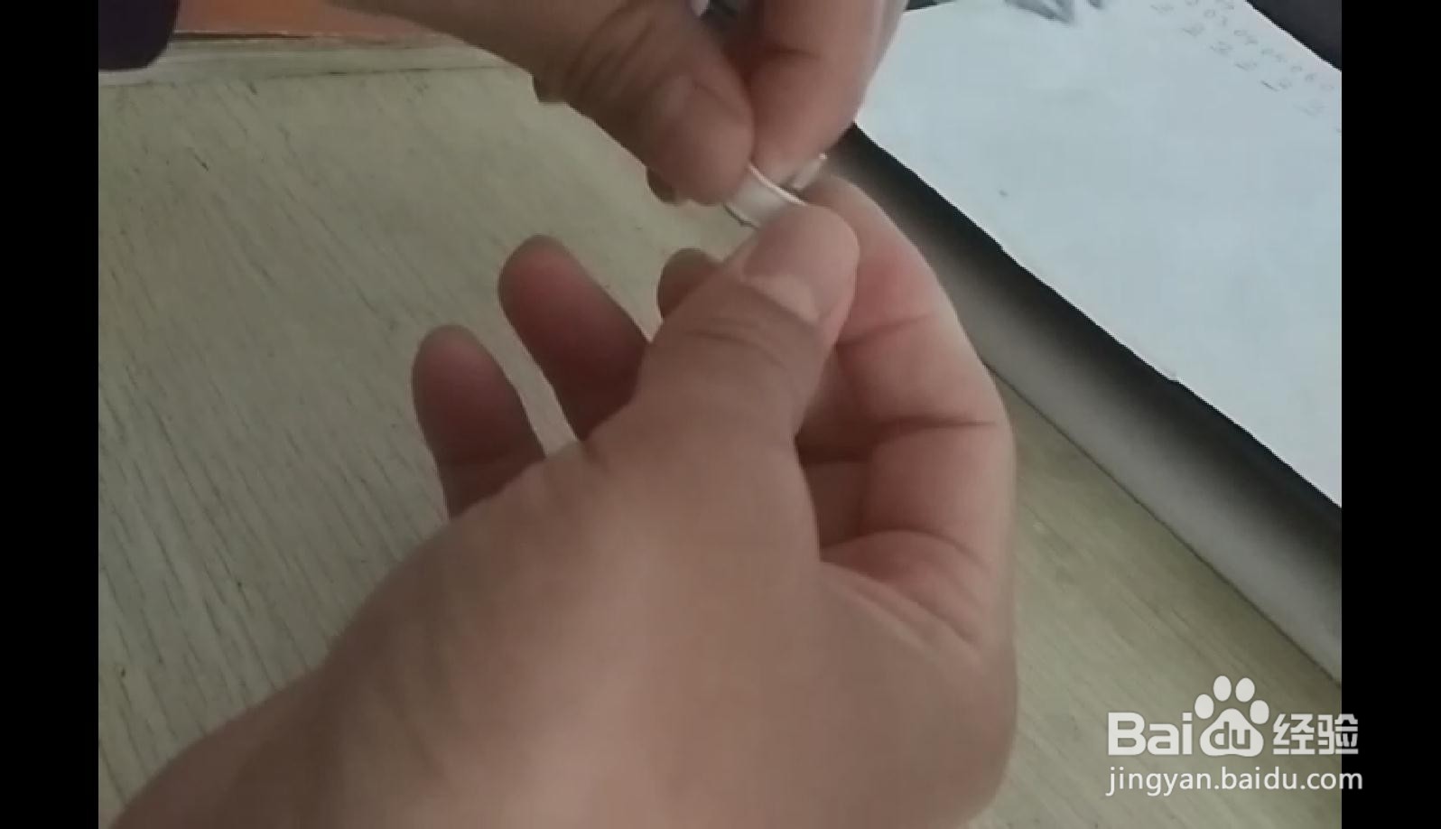 如何用长方形硬塑料做简易中性笔的支架