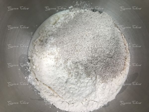 枣泥黑麦丑丑包