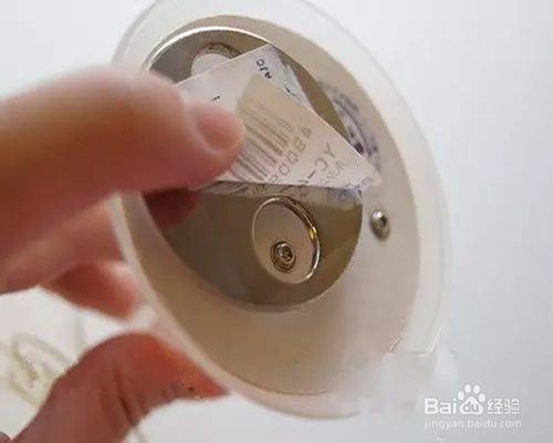 粘在玻璃上的贴纸怎么去掉？