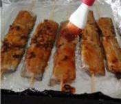 酒酿香酥竹签烤带鱼的制作过程