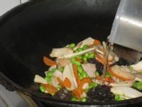 杏鲍菇肉片炒毛豆的做法