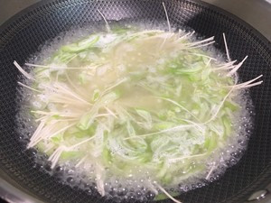 丝瓜鸡蛋面条的做法