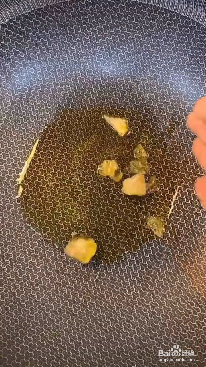 如何制作家庭版香菇黄焖鸡？