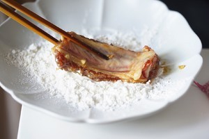 蒜香椒盐烤肋排的做法