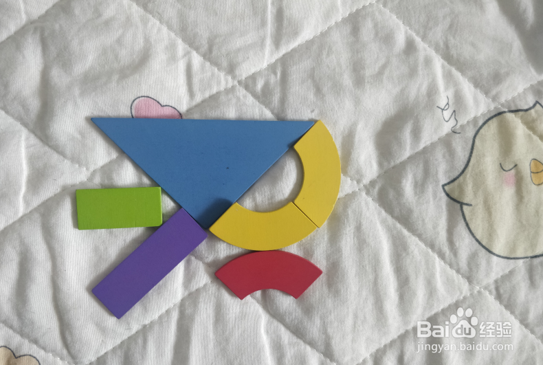 用幼儿积木怎么拼一只吃坚果的鸟儿？