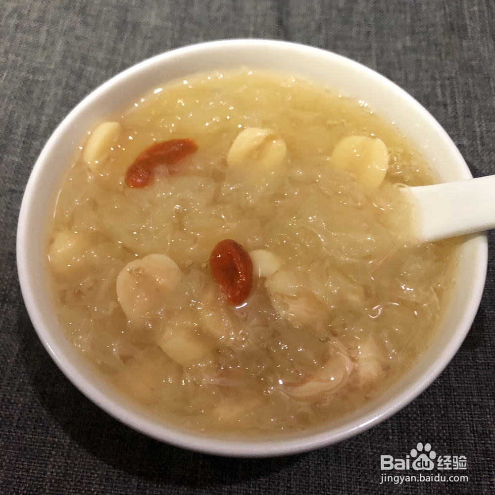 姨妈给我做银耳莲子枸杞糖水