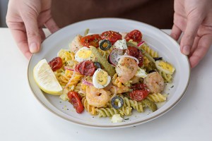 鲜虾三色螺旋意面沙拉的做法