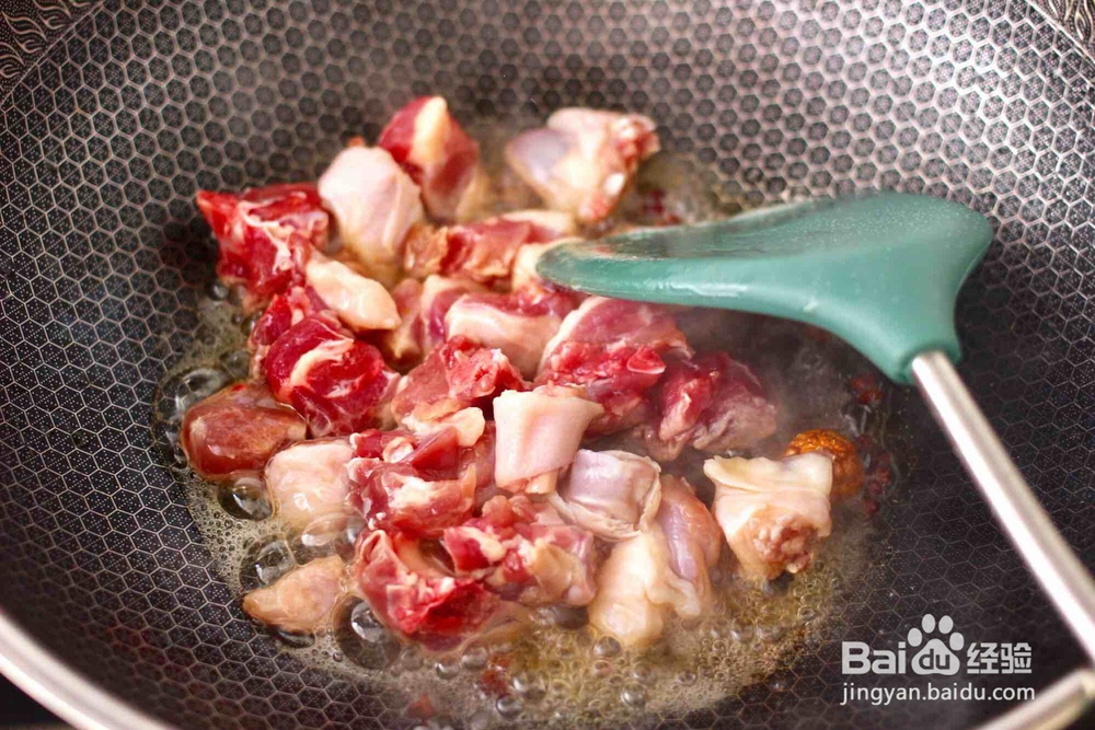 怎么做美味的萝卜双椒啤酒炖鸭