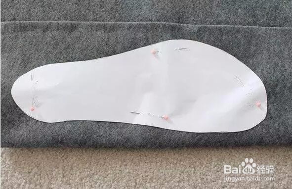 几个步骤就能让旧毛衣变为家居鞋