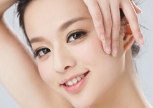 如何正确去除眼袋