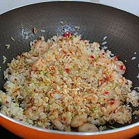 怎样制作清香罗勒虾仁炒饭