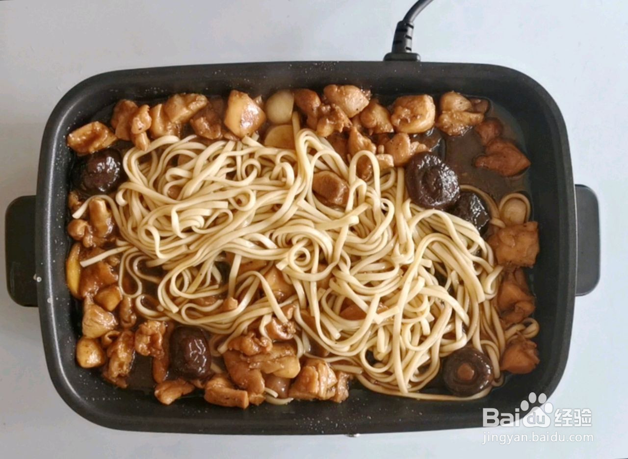 香菇鸡腿焖面的做法