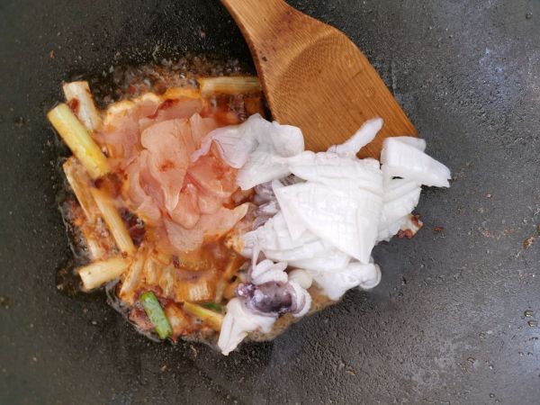 墨鱼鸡肉炒红薯粉条