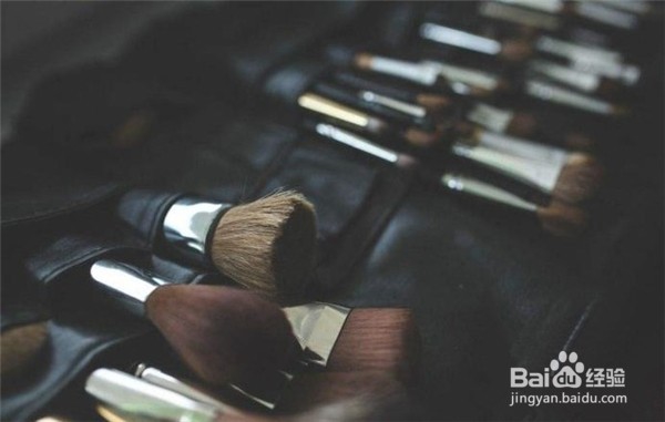 女人选对化妆刷，妆容才能更自然，9招教你搞定
