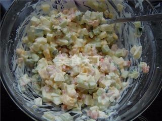 鸡蛋火腿黄瓜沙拉三明治的简单做法