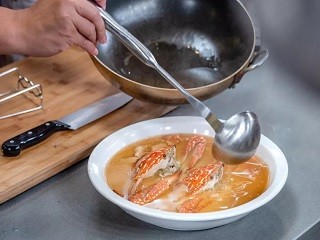 秋蟹琉璃蒸蛋怎么做？