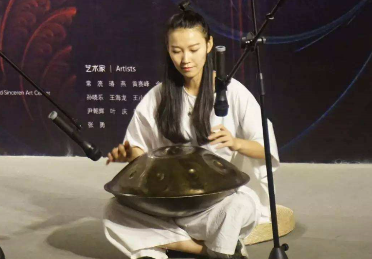 《好先生》片头曲中陆远（孙红雷饰）拍的那个“锅盖”是什么乐器