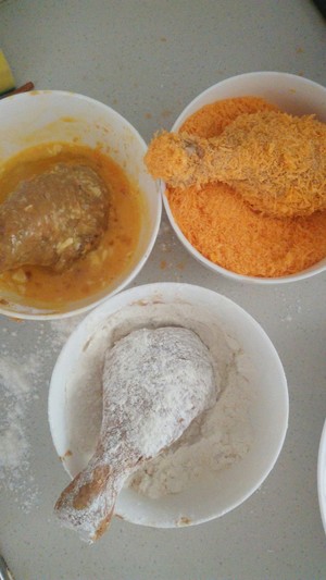 炸鸡腿裹粉后在锅里炸的时候会掉粉怎么办