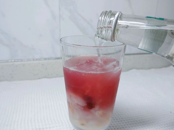 蔓越莓荔枝气泡水